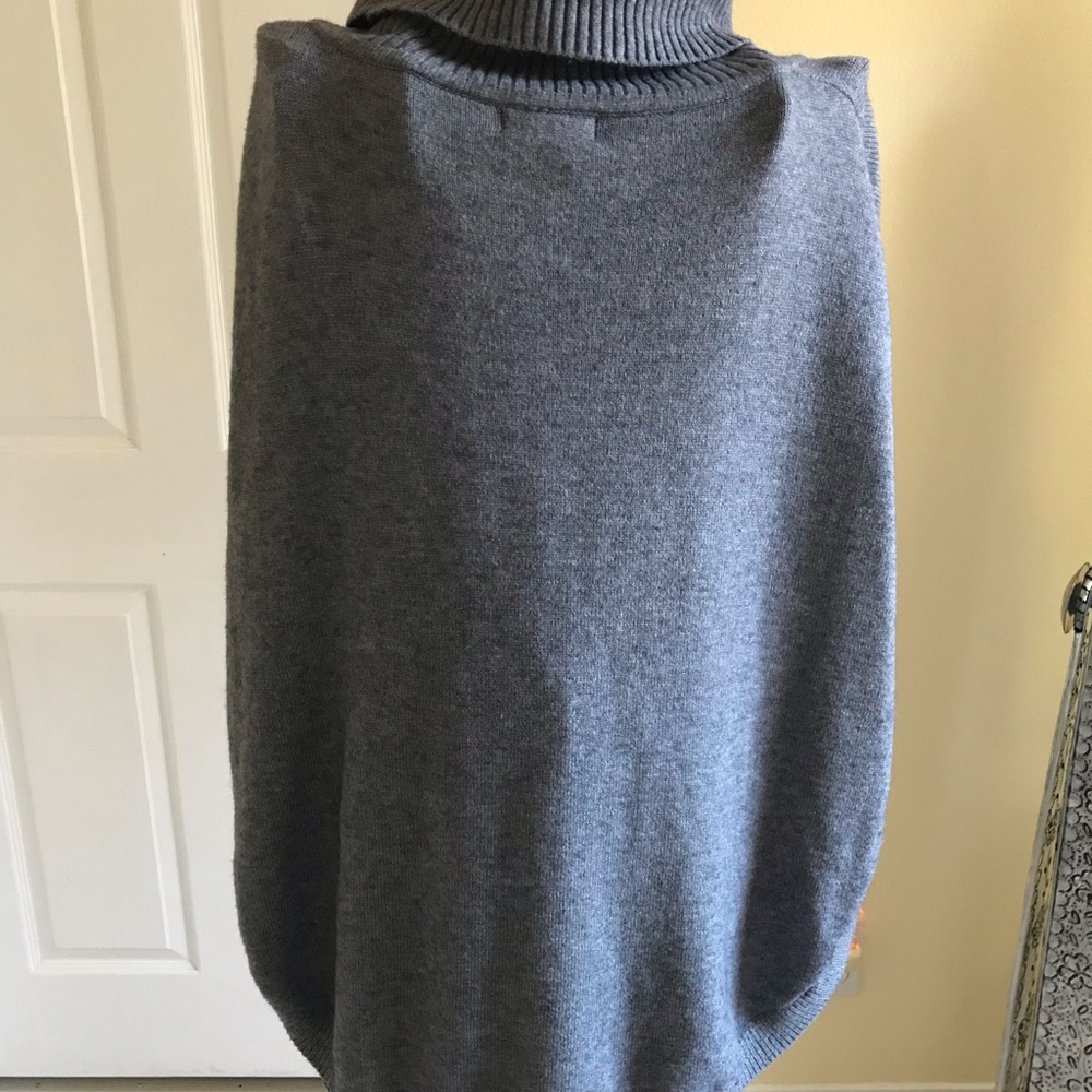Sisters Gray Cowl Neck Poncho Style Sweater Size Small-runs large - Picture 9 of 9